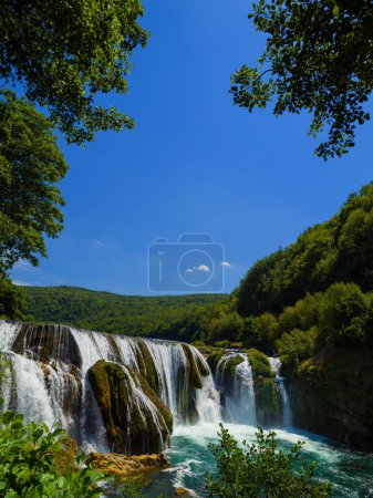 Téléchargez les photos : Belle vue panoramique cascade - en image libre de droit