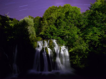 Foto de Beautiful waterfall, scenery view for wallpaper - Imagen libre de derechos