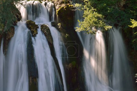 Foto de Cascada en verano vista panorámica - Imagen libre de derechos