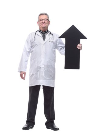 Téléchargez les photos : Mature médecin tenant une flèche noire pointant à droite - en image libre de droit
