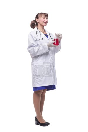 Téléchargez les photos : Femme scientifique regardant le bécher de liquide rouge - en image libre de droit