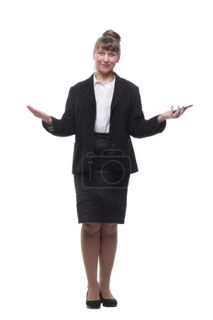 Foto de Retrato de larga duración de una mujer de negocios sonriente en ropa formal mirando el teléfono inteligente - Imagen libre de derechos