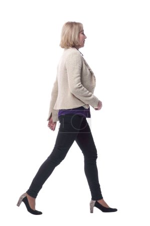 Foto de Retrato de mujer casual caminando recta y sonriente - Imagen libre de derechos