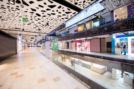 Téléchargez les photos : Intérieur du grand centre commercial moderne - en image libre de droit