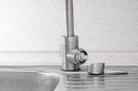 Téléchargez les photos : Poignée de robinet cassée dans l'évier de cuisine - en image libre de droit