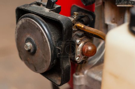 Foto de Carburador y filtro de aire de un motor de dos tiempos de un tractor sin conductor - Imagen libre de derechos