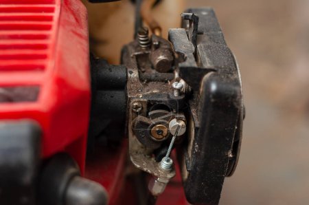 Foto de Carburador de un motor de dos tiempos de un tractor sin conductor - Imagen libre de derechos