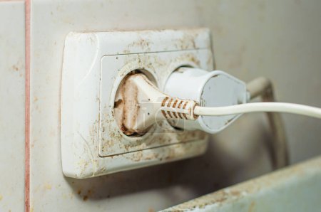 Téléchargez les photos : Deux appareils électriques branchés sur une prise de cuisine sale - en image libre de droit