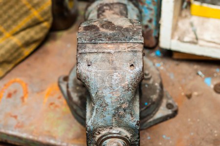 Téléchargez les photos : Vieil étau de fer sur une étagère dans un garage à outils - en image libre de droit