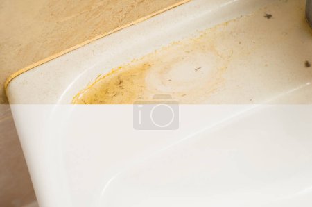 Téléchargez les photos : Lavabo en céramique blanche avant et après le lavage - en image libre de droit