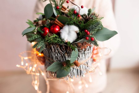 Téléchargez les photos : Décoration de Noël avec oeillets, chrysanthèmes santini, brunia et sapin. - en image libre de droit