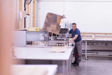 Téléchargez les photos : Ouvrier masculin dans une usine de meubles en bois - en image libre de droit
