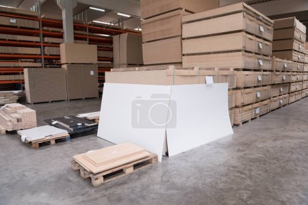 Téléchargez les photos : Intérieur de l'usine de meubles. Fabrication de bois - en image libre de droit