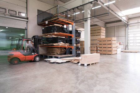 Téléchargez les photos : Intérieur de l'usine de meubles. Fabrication de bois - en image libre de droit