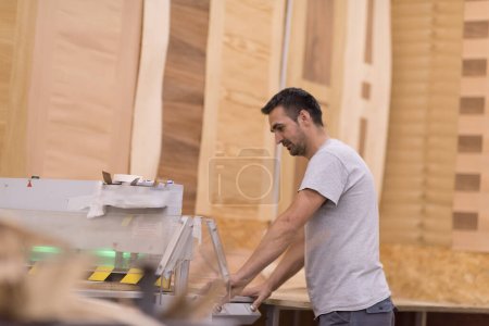 Foto de Trabajador en una fábrica de muebles de madera - Imagen libre de derechos
