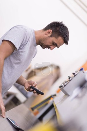 Foto de Engineer in front of wood cutting machine - Imagen libre de derechos