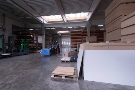 Foto de Interior de la fábrica de muebles. Fabricación de madera - Imagen libre de derechos