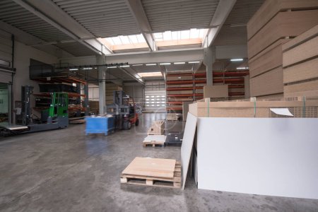 Foto de Interior de la fábrica de muebles. Fabricación de madera - Imagen libre de derechos