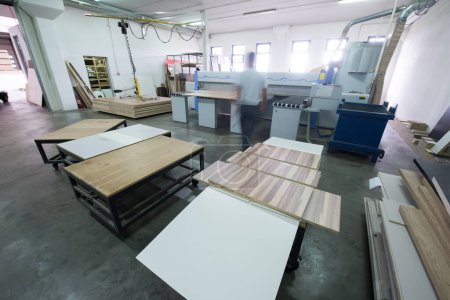 Foto de Worker in a factory of wooden furniture - Imagen libre de derechos