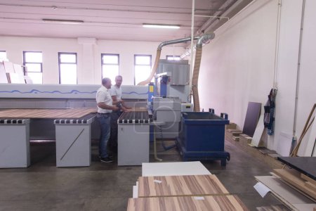Téléchargez les photos : Travailleurs dans une usine de meubles en bois - en image libre de droit