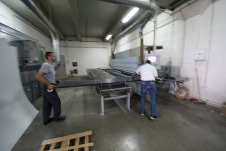 Foto de Trabajadores en una fábrica de muebles de madera - Imagen libre de derechos
