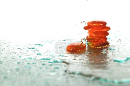Téléchargez les photos : Pierres zen humides isolées avec éclaboussures gouttes d'eau - en image libre de droit