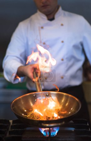 Foto de Chef haciendo flambe en la comida - Imagen libre de derechos
