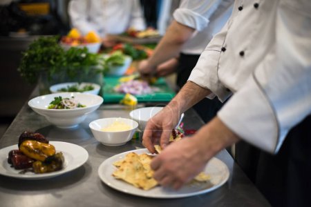 Foto de Equipo de cocineros y chefs preparando las comidas - Imagen libre de derechos