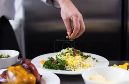 Téléchargez les photos : "Chef mains servant risotto aux légumes
" - en image libre de droit