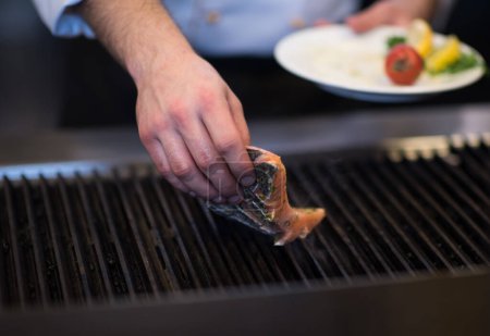 Téléchargez les photos : "chef hands cooking grilled salmon fish" - en image libre de droit