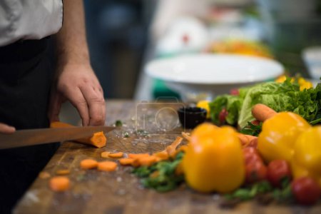 Téléchargez les photos : Chef mains coupant les carottes - en image libre de droit