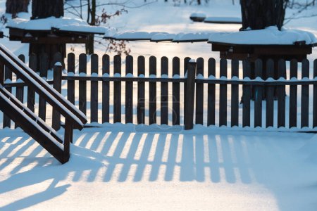 Foto de Tranquila noche de invierno en un patio cubierto de nieve - Imagen libre de derechos