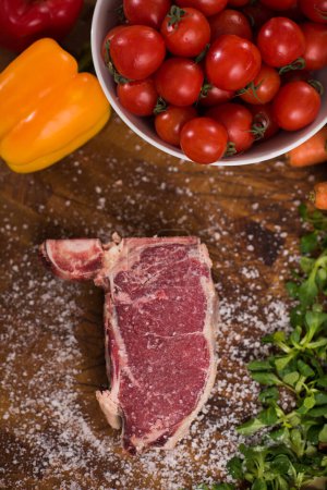 Téléchargez les photos : Vue du dessus du steak cru sur table en bois - en image libre de droit
