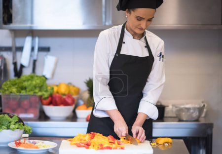 Téléchargez les photos : "Chef coupant des légumes frais et délicieux
" - en image libre de droit
