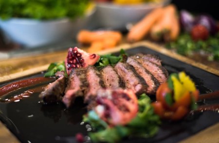 Téléchargez les photos : "Tranches juteuses de steak grillé sur planche de bois
" - en image libre de droit