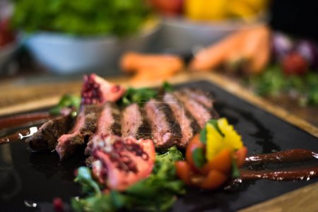 Téléchargez les photos : "Tranches juteuses de steak grillé sur planche de bois
" - en image libre de droit