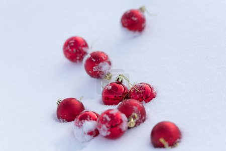 Foto de Bolas rojas de Navidad en nieve fresca - Imagen libre de derechos