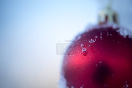 Téléchargez les photos : Boule rouge de Noël en arrière-plan avec espace de copie - en image libre de droit