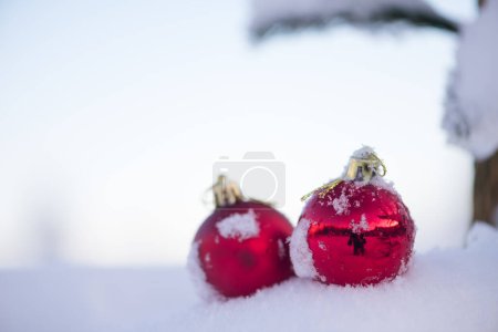 Foto de Bola roja festiva sobre fondo nevado con espacio para copiar - Imagen libre de derechos