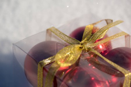 Téléchargez les photos : Bal de Noël en boîte sur neige fraîche - en image libre de droit