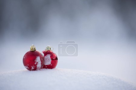 Téléchargez les photos : Boule de Noël dans la neige - en image libre de droit
