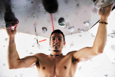 Téléchargez les photos : Homme exercice sport escalade - en image libre de droit