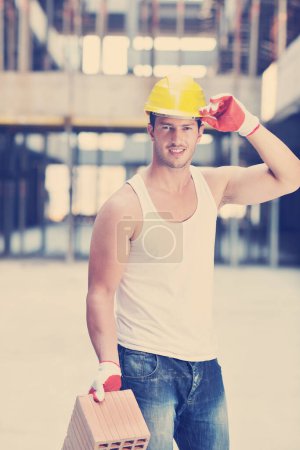 Téléchargez les photos : Travailleur acharné sur chantier - en image libre de droit