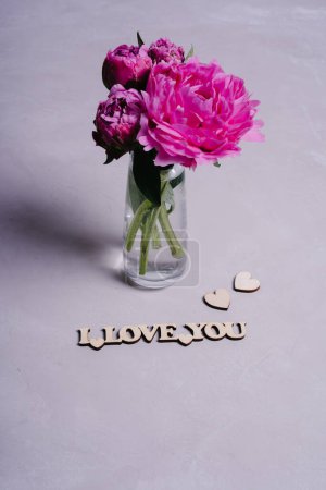Téléchargez les photos : De belles pivoines roses et l'inscription que je t'aime. Carte de voeux Saint-Valentin. - en image libre de droit