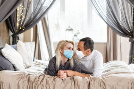Téléchargez les photos : "couple portant un masque médical pour prévenir le coronavirus (covide-19) ou un autre type de virus" - en image libre de droit