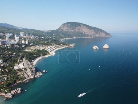 Foto de GURZUF, CRIMEA - Vista panorámica aérea de la bahía de Gurzuf con la montaña del oso Ayu-Dag y rocas Adalary, Artek - campamento de vacaciones para niños mayores. Región de Yalta, la costa sur de la península de Crimea - Imagen libre de derechos