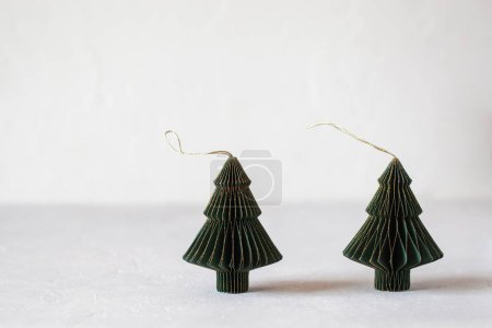 Foto de Año Nuevo y papel de Navidad árboles decorativos verdes y dorados - Imagen libre de derechos