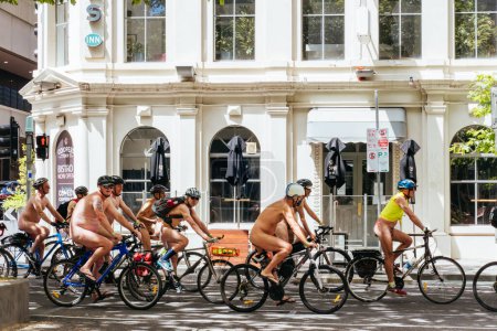 Téléchargez les photos : Australiens prennent part au tour du monde à vélo nu - en image libre de droit