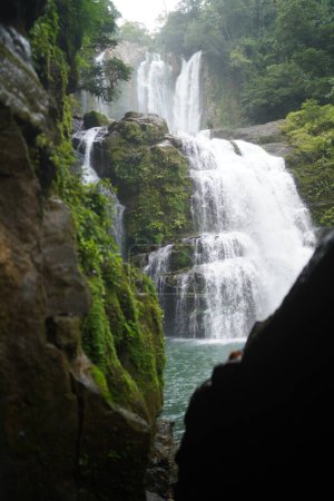 Téléchargez les photos : Magnifique vue sur la cascade, fond d'écran nature - en image libre de droit
