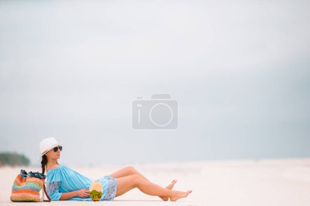 Foto de "Joven hermosa mujer en las vacaciones de playa" - Imagen libre de derechos